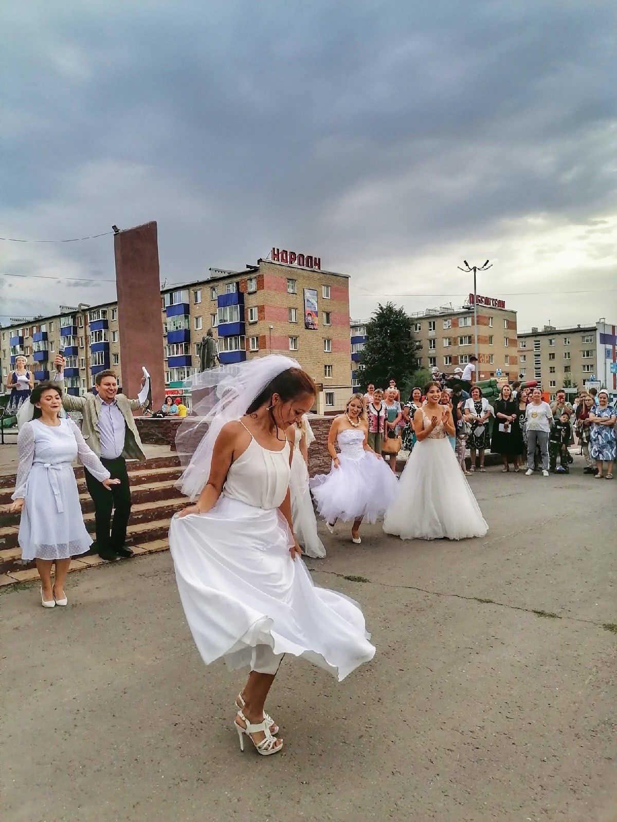 Шум мотора, разноцветный дым, невесты