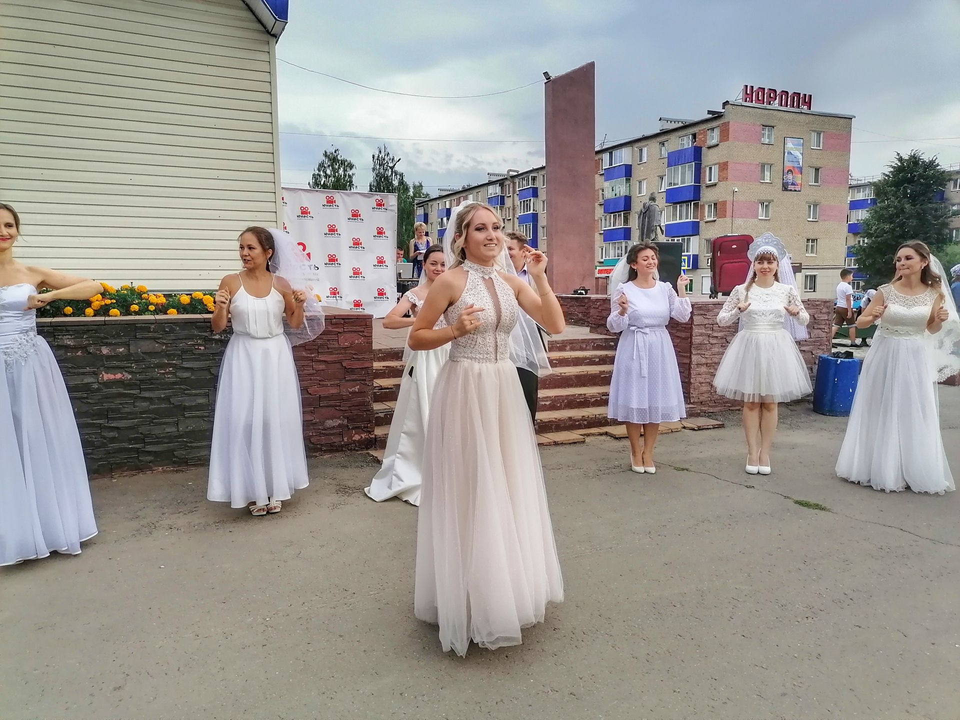 Невесты Менделеевска участвовали в забеге в валенках и устроили флешмоб с байкерами