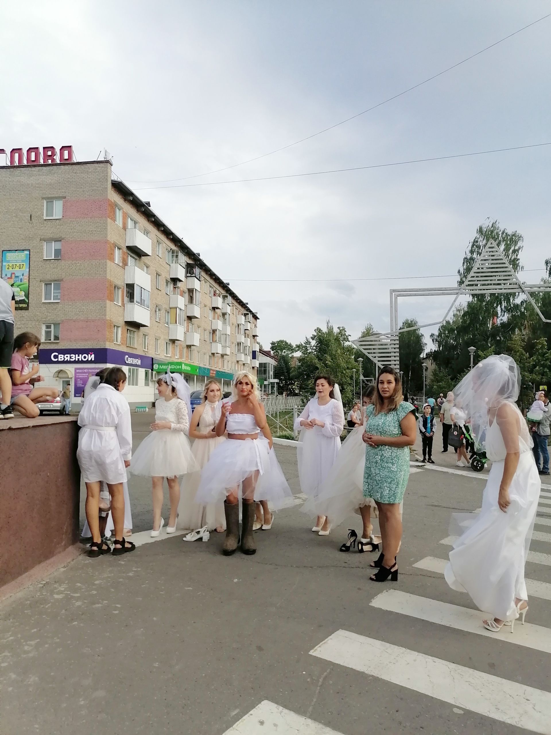 Невесты Менделеевска участвовали в забеге в валенках и устроили флешмоб с байкерами