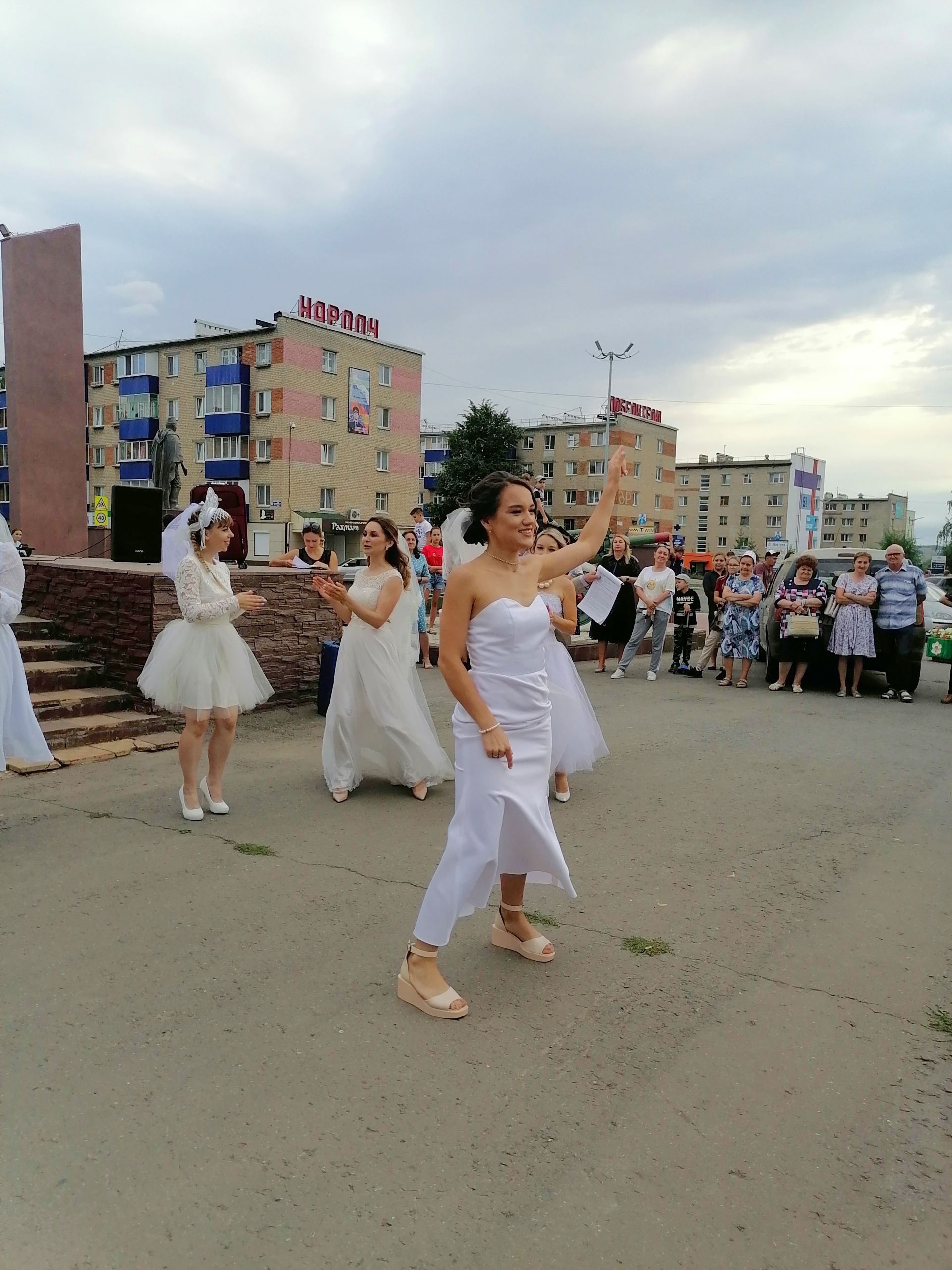 Невесты Менделеевска участвовали в забеге в валенках и устроили флешмоб с байкерами