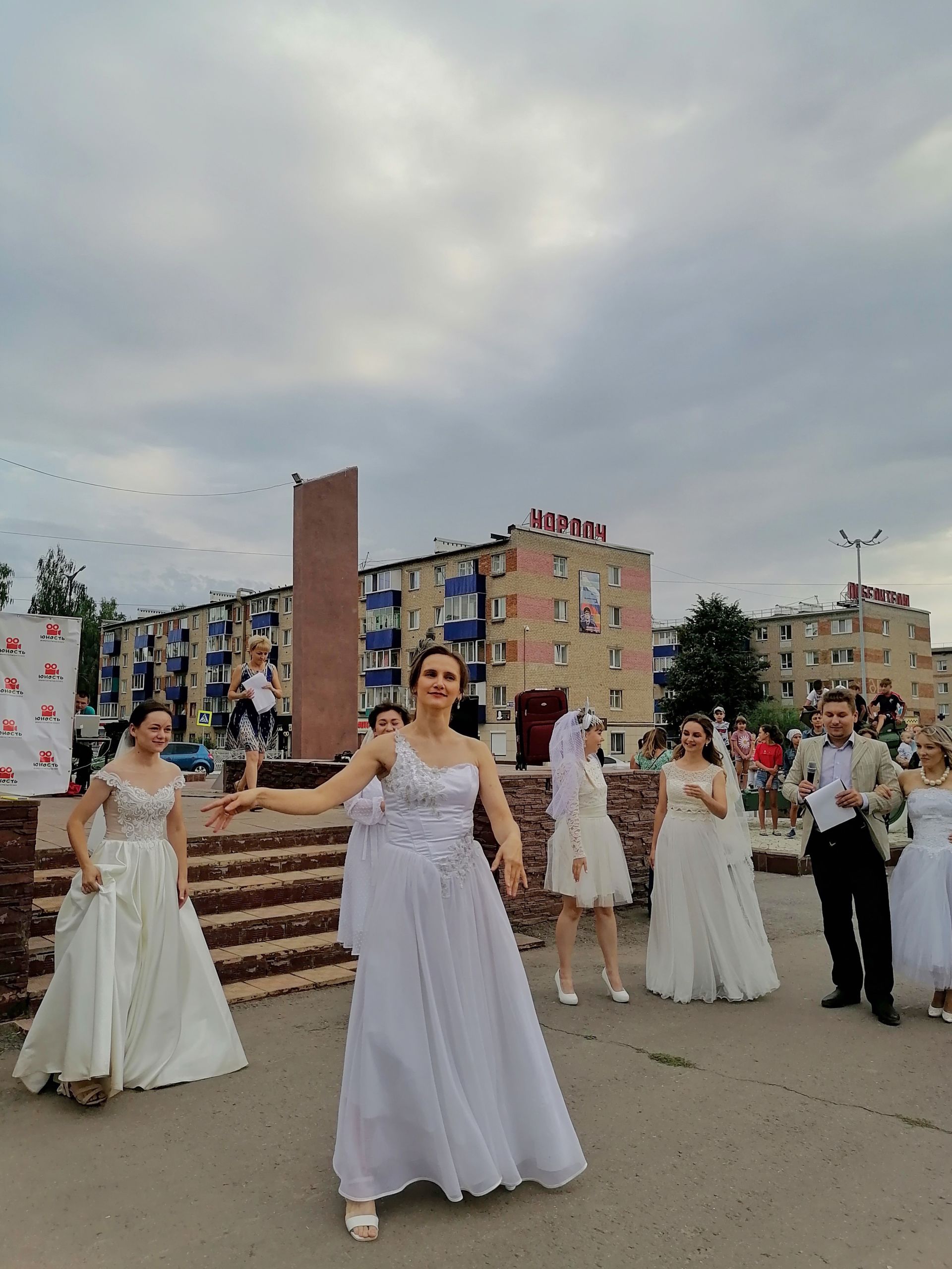 Невесты Менделеевска участвовали в забеге в валенках и устроили флешмоб с байкерами