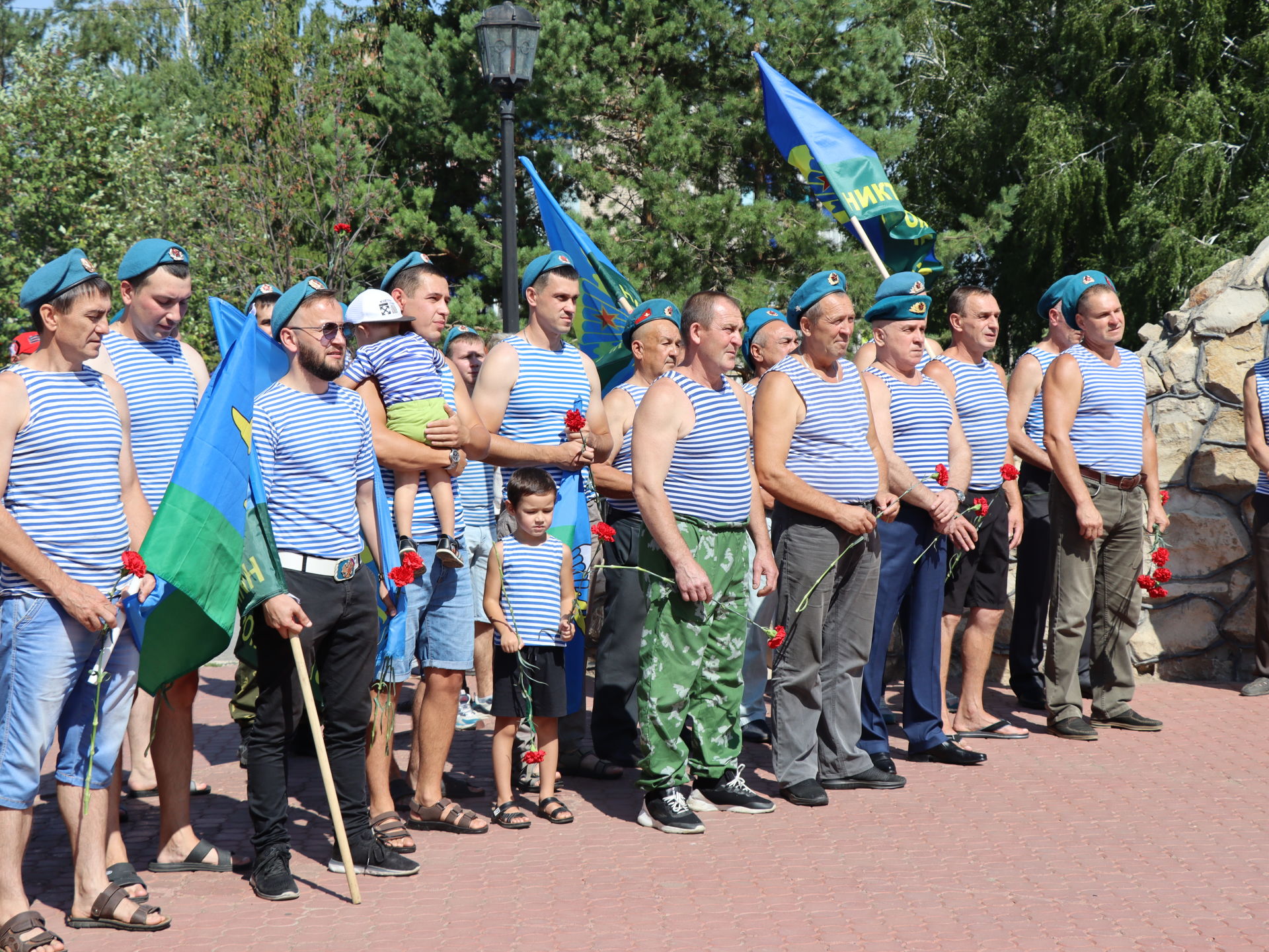 В Менделеевске День ВДВ отметили митингом у мемориала участникам войны в Афганистане