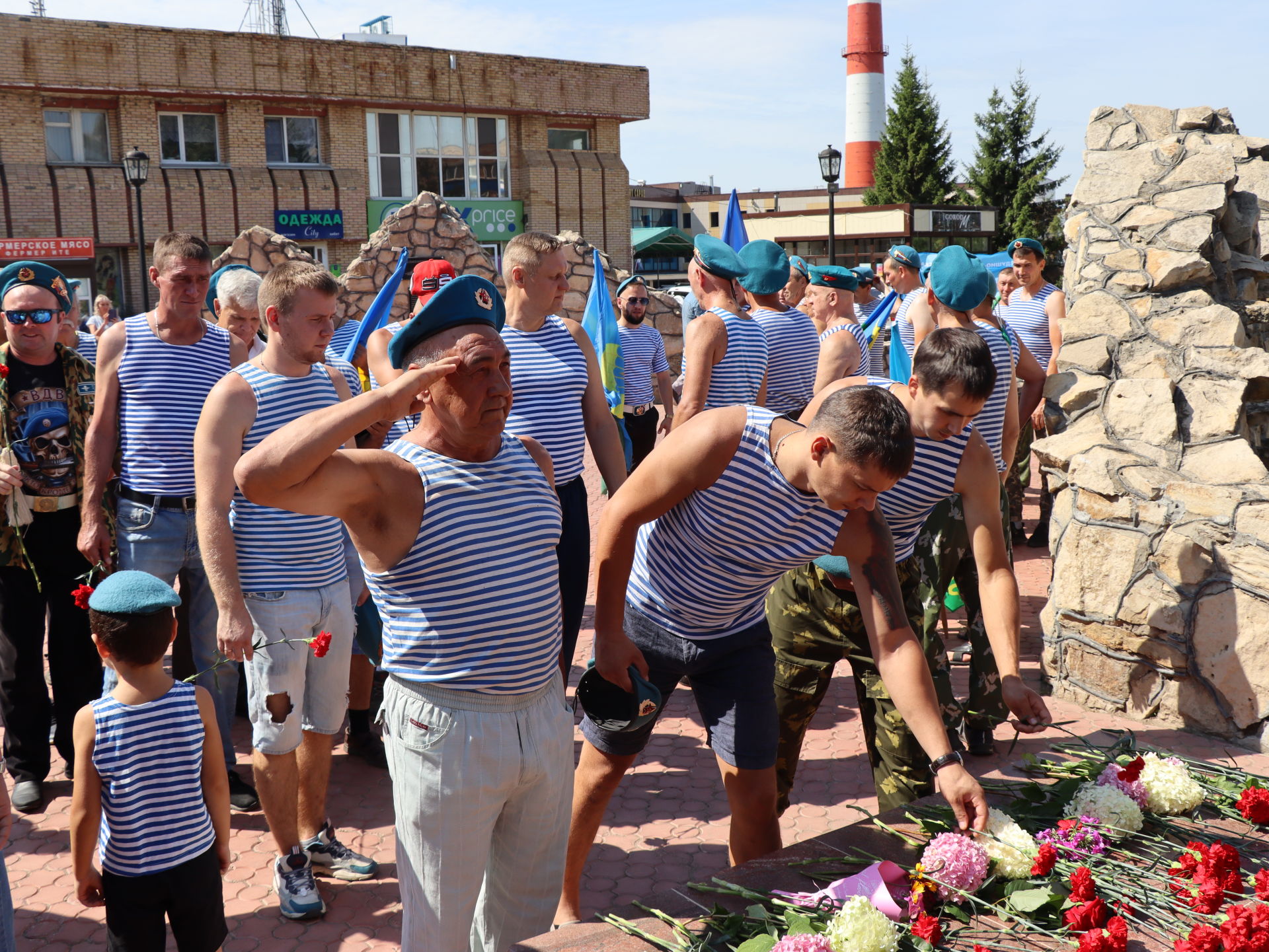 В Менделеевске День ВДВ отметили митингом у мемориала участникам войны в Афганистане