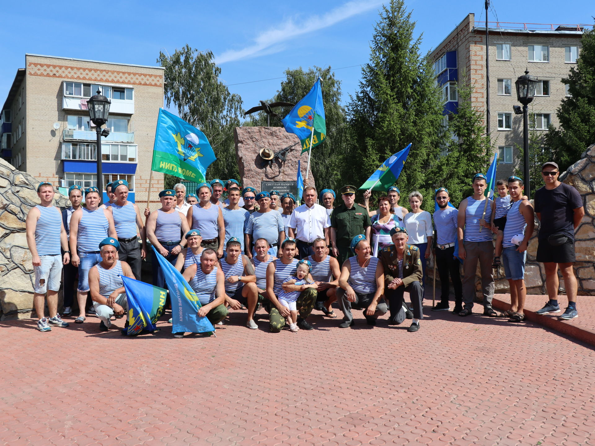 В Менделеевске День ВДВ отметили митингом у мемориала участникам войны в Афганистане