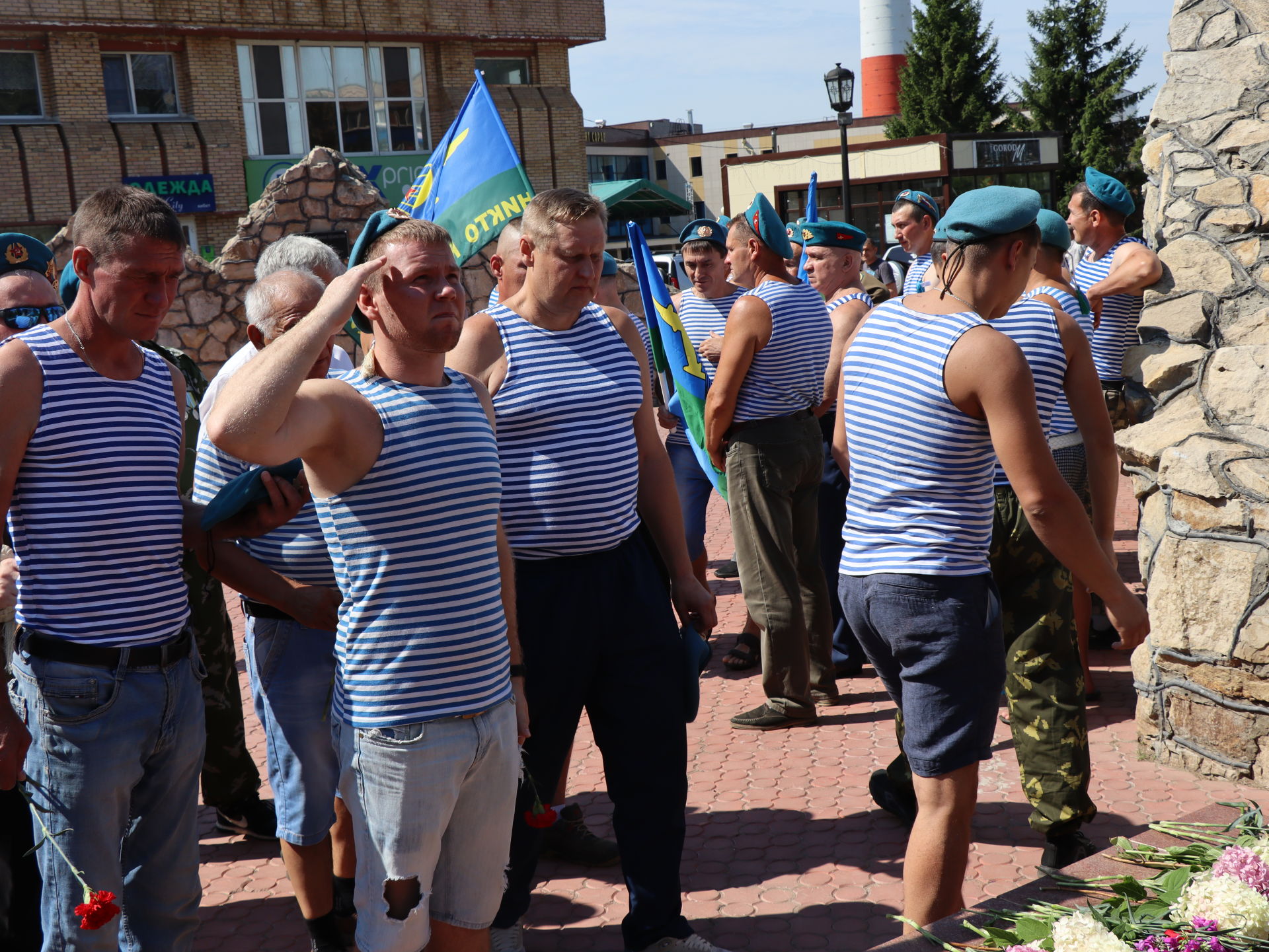 В Менделеевске День ВДВ отметили митингом у мемориала участникам войны в Афганистане