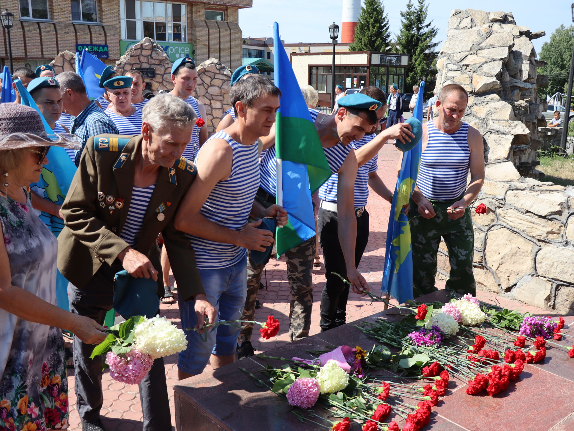 В Менделеевске День ВДВ отметили митингом у мемориала участникам войны в Афганистане