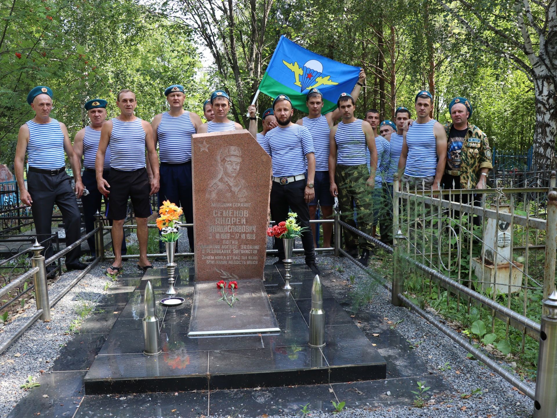 Менделеевскида Һава десанты гаскәрләре көне Әфганстан сугышында катнашучылар мемориалы янында митинг белән билгеләп үтелде