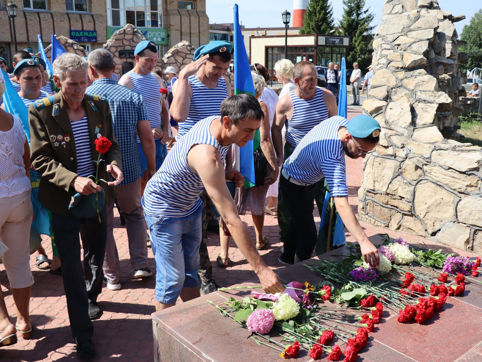 Менделеевскида Һава десанты гаскәрләре көне Әфганстан сугышында катнашучылар мемориалы янында митинг белән билгеләп үтелде