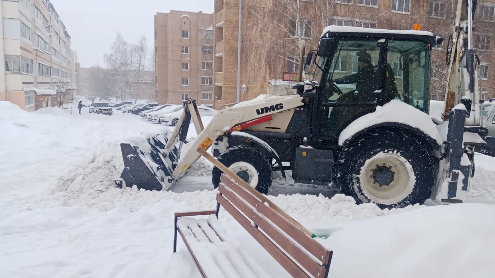 На улицах города активно работает снегоуборочная техника