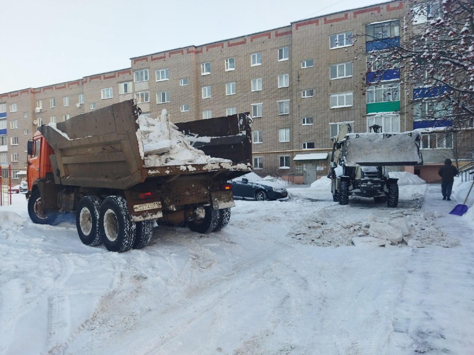 В городе активно ведутся работы по очистке и вывоза снега с общественных мест и тротуаров