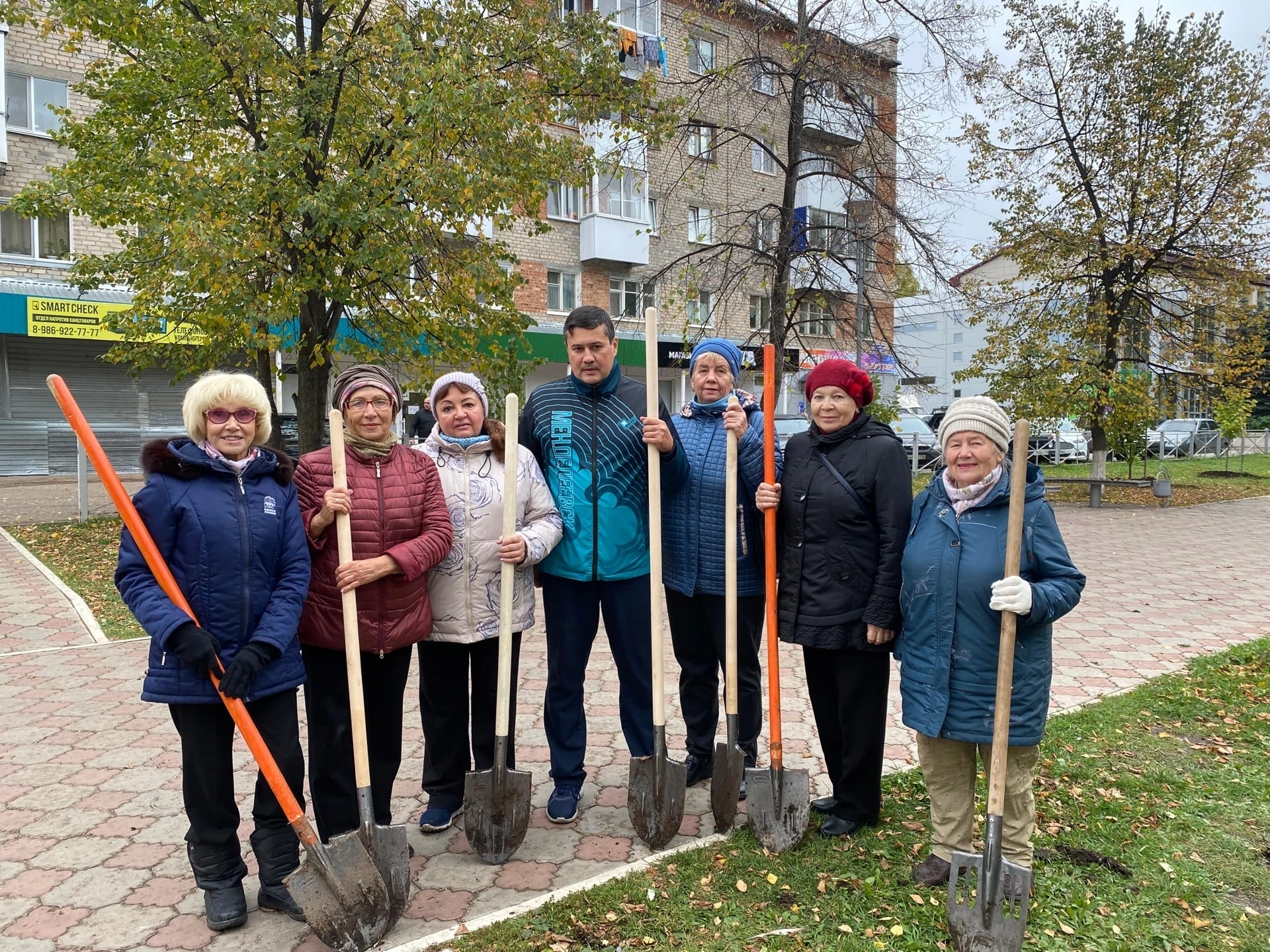 Менделеевцы приняли участие в осенней посадке деревьев