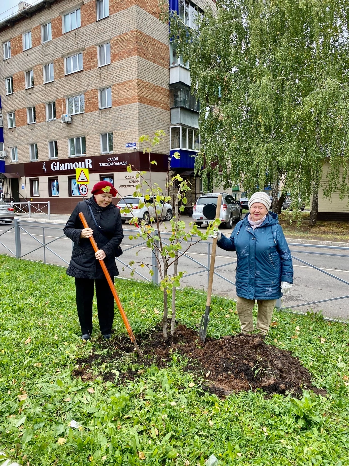 Менделеевцы приняли участие в осенней посадке деревьев