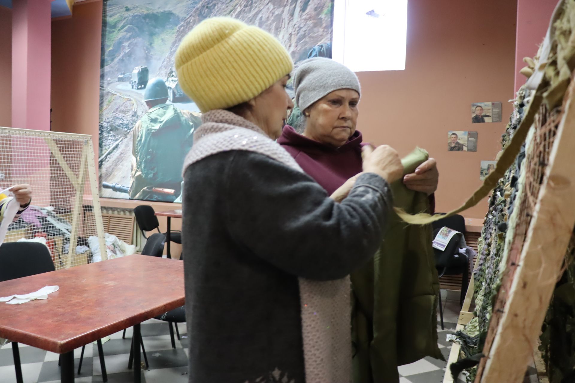 «Талантливые бабушки» Менделеевска сплели три маскировочные сетки