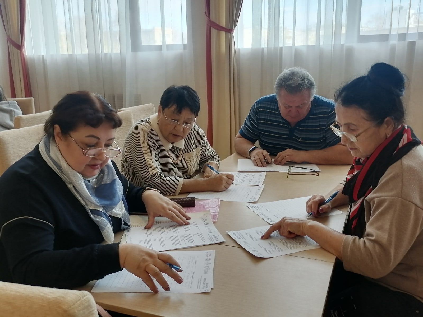 Школьники и пенсионеры Менделеевска написали «Большой этнографический диктант»