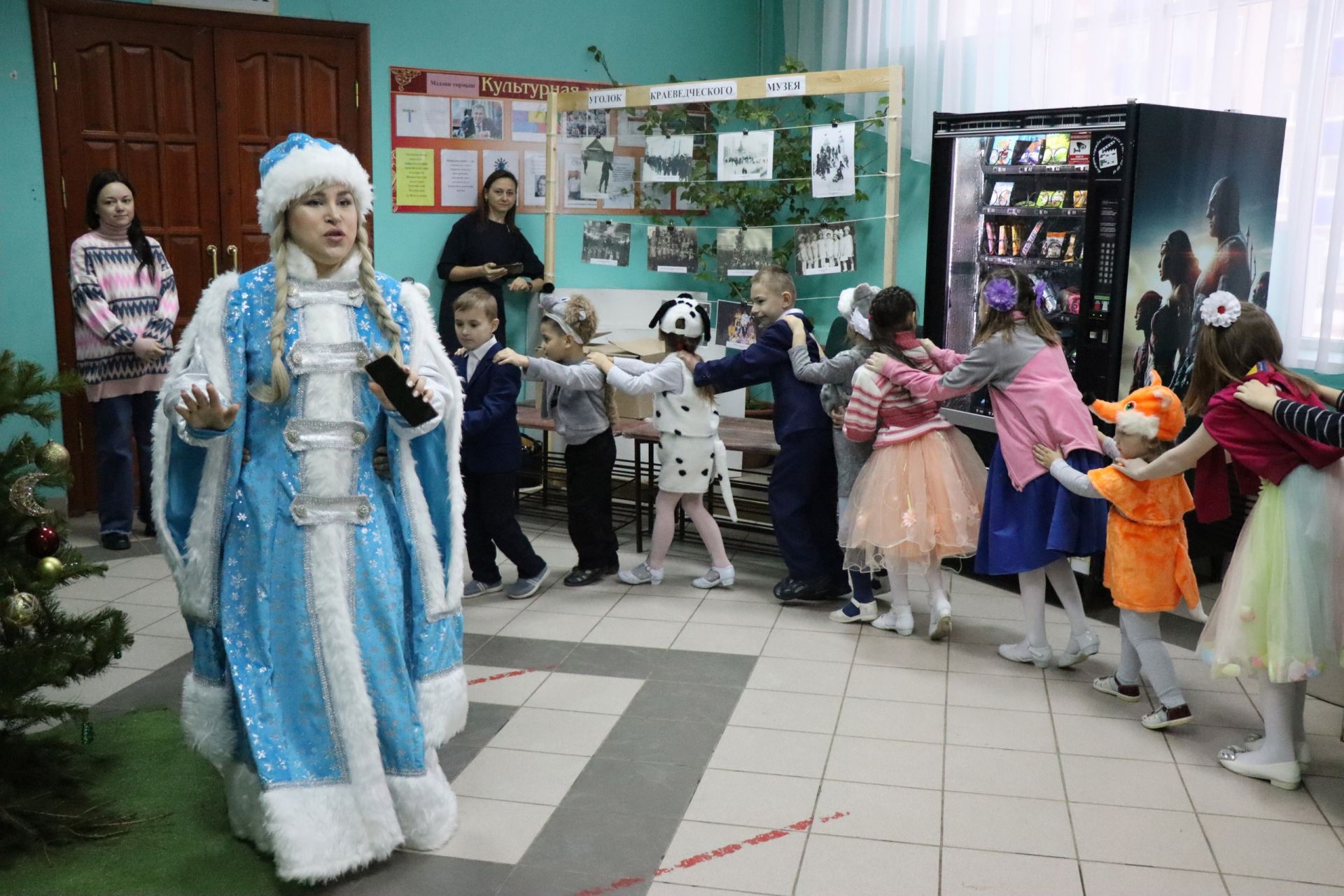 В Менделеевске дети, воспитывающиеся в приюте «Камские зори», посмотрели мультфильм и встретились с Дедом Морозом и Снегурочкой