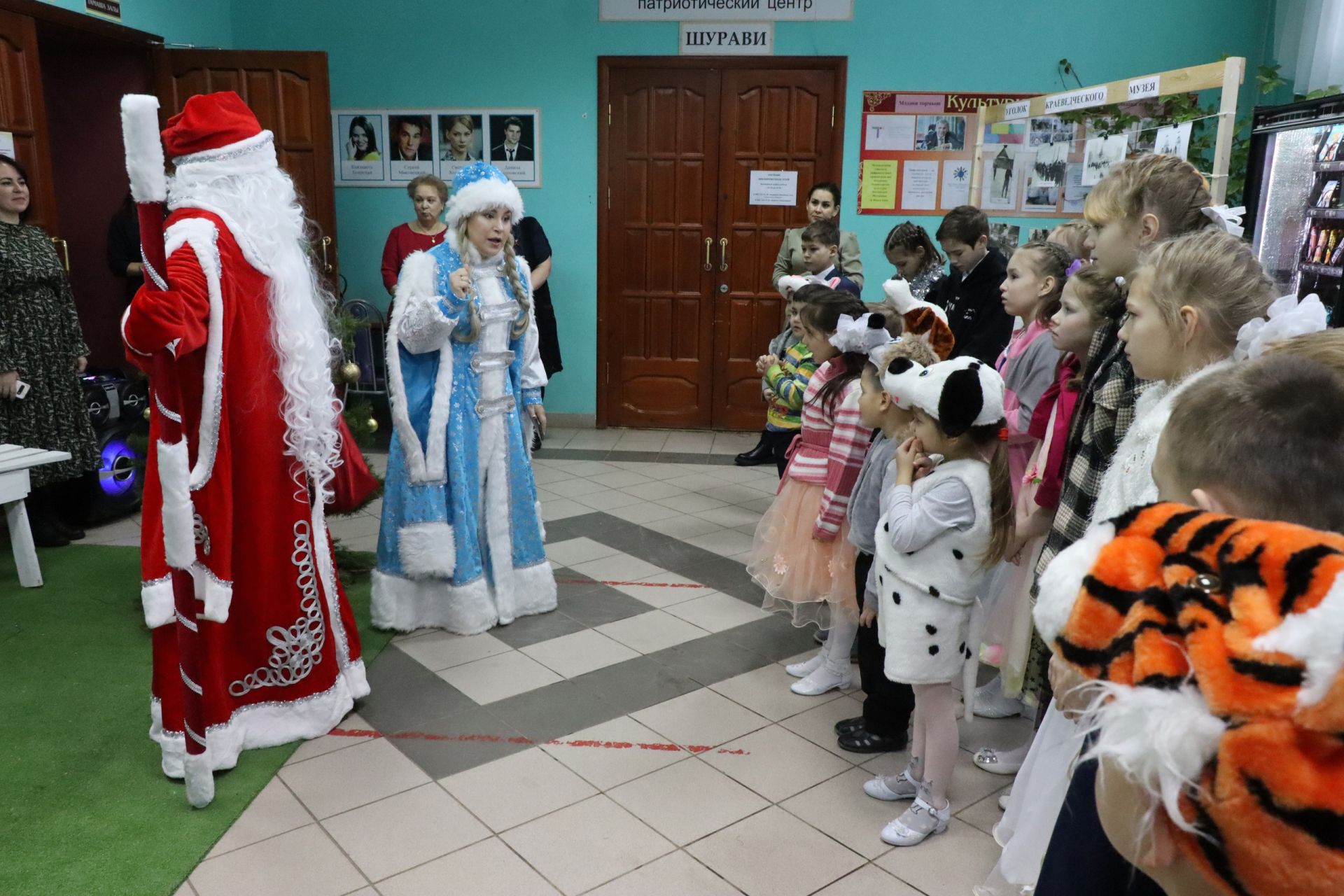 В Менделеевске дети, воспитывающиеся в приюте «Камские зори», посмотрели мультфильм и встретились с Дедом Морозом и Снегурочкой