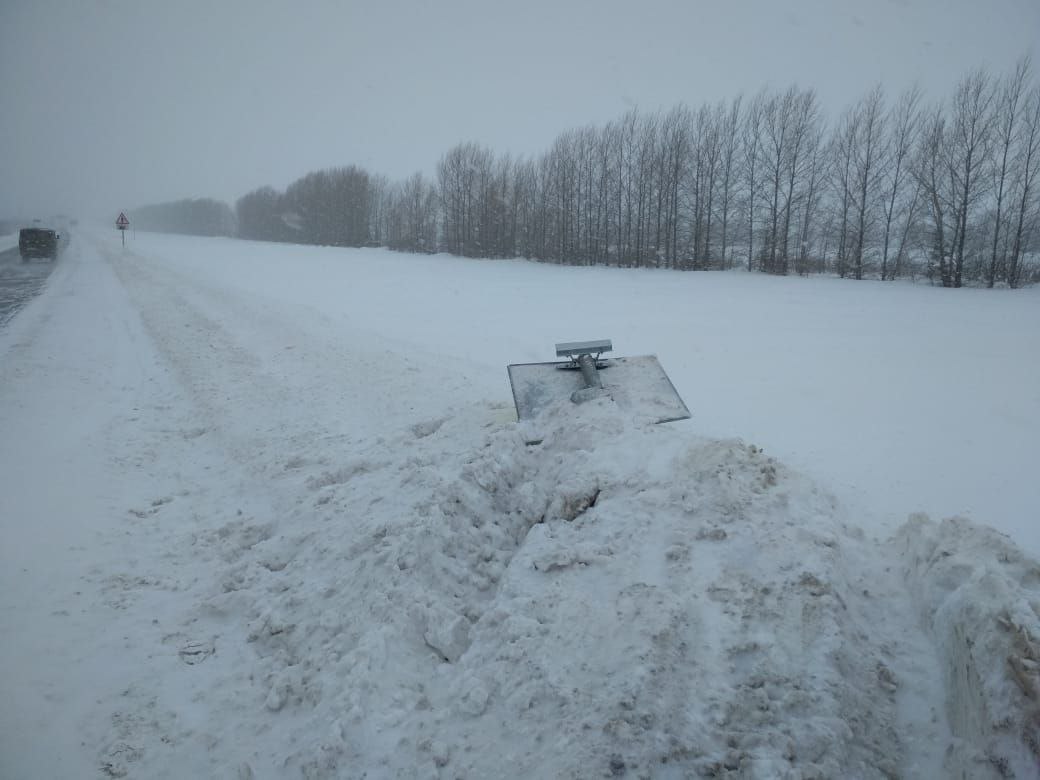 В Менделеевском районе водитель совершил наезд на дорожный знак