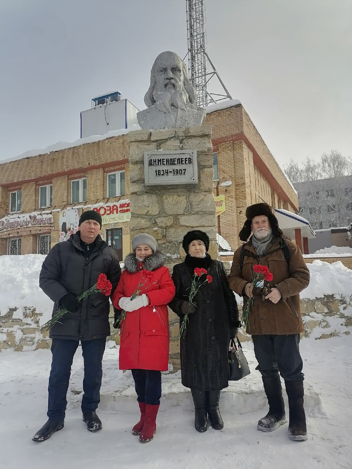 Менделеевцы возложили цветы к памятнику великому химику, чьё имя с гордостью носит город