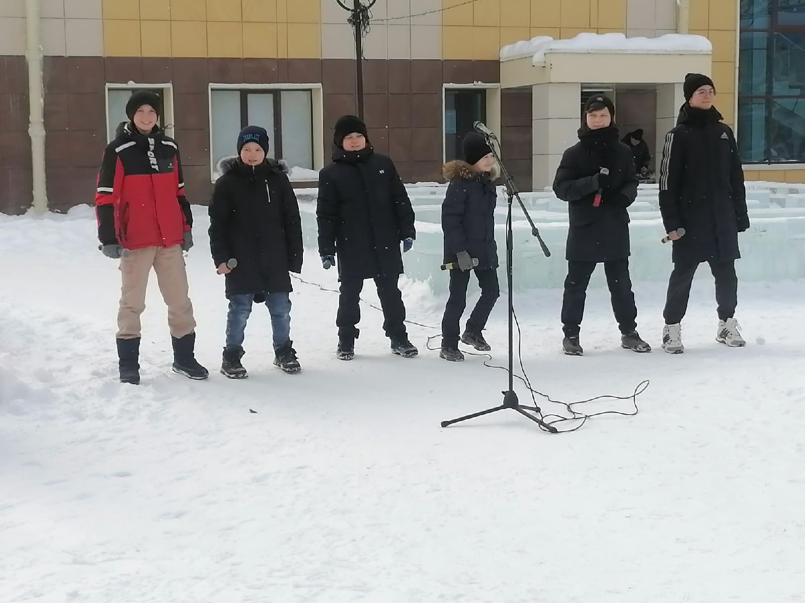 Менделеевцы возложили цветы к памятнику великому химику, чьё имя с гордостью носит город