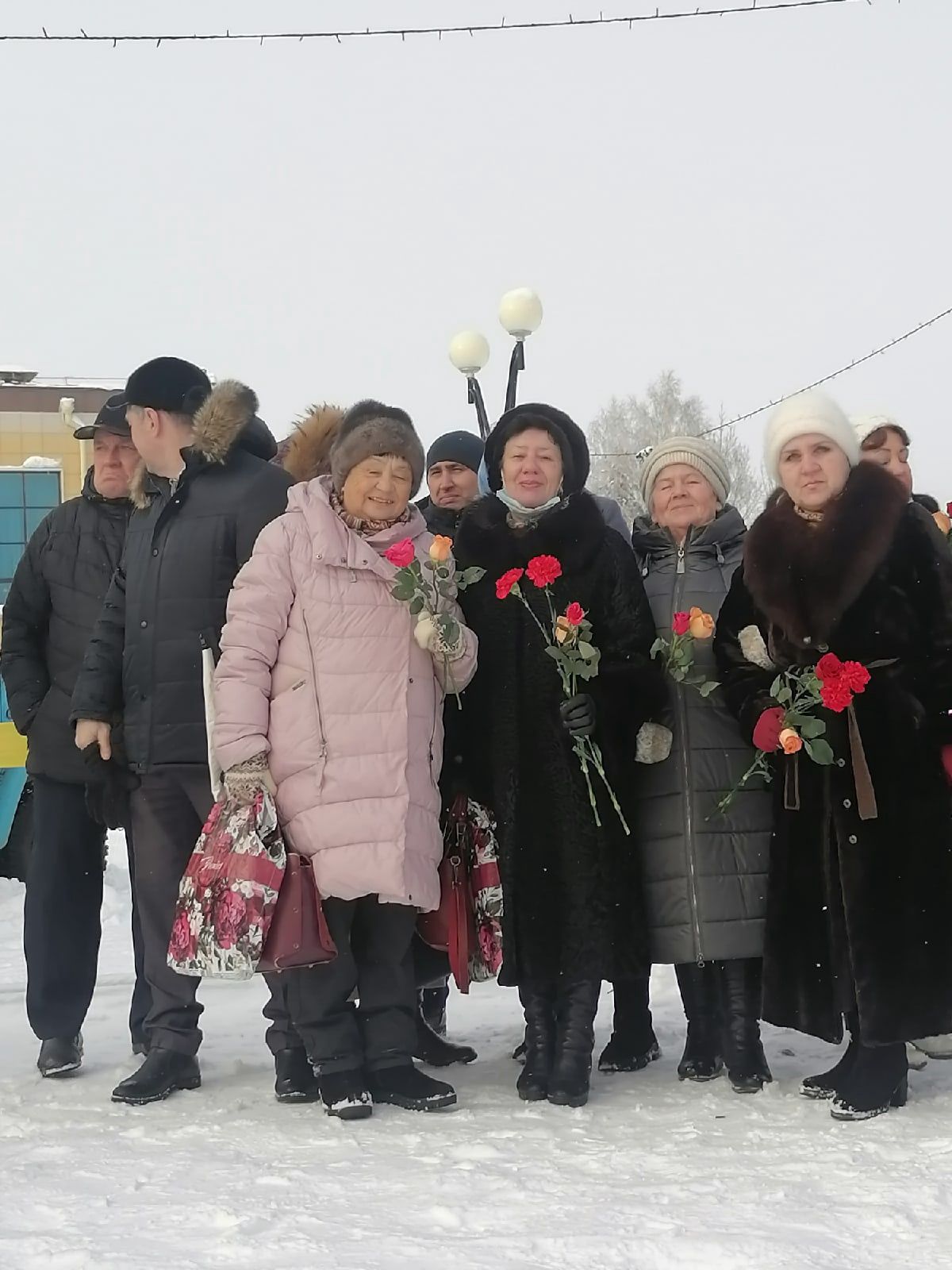 Менделеевцы возложили цветы к памятнику великому химику, чьё имя с гордостью носит город