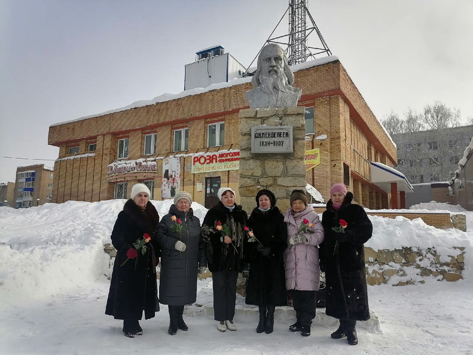 Менделеевцы возложили цветы к памятнику великому химику, чьё имя с гордостью носит город