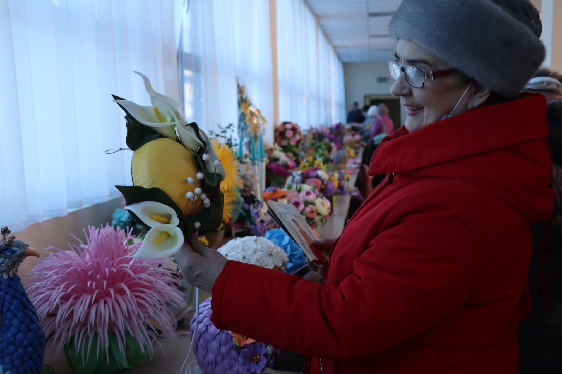 В Менделеевске проходит выставка декоративно-прикладного искусства «Подарки для любимых»