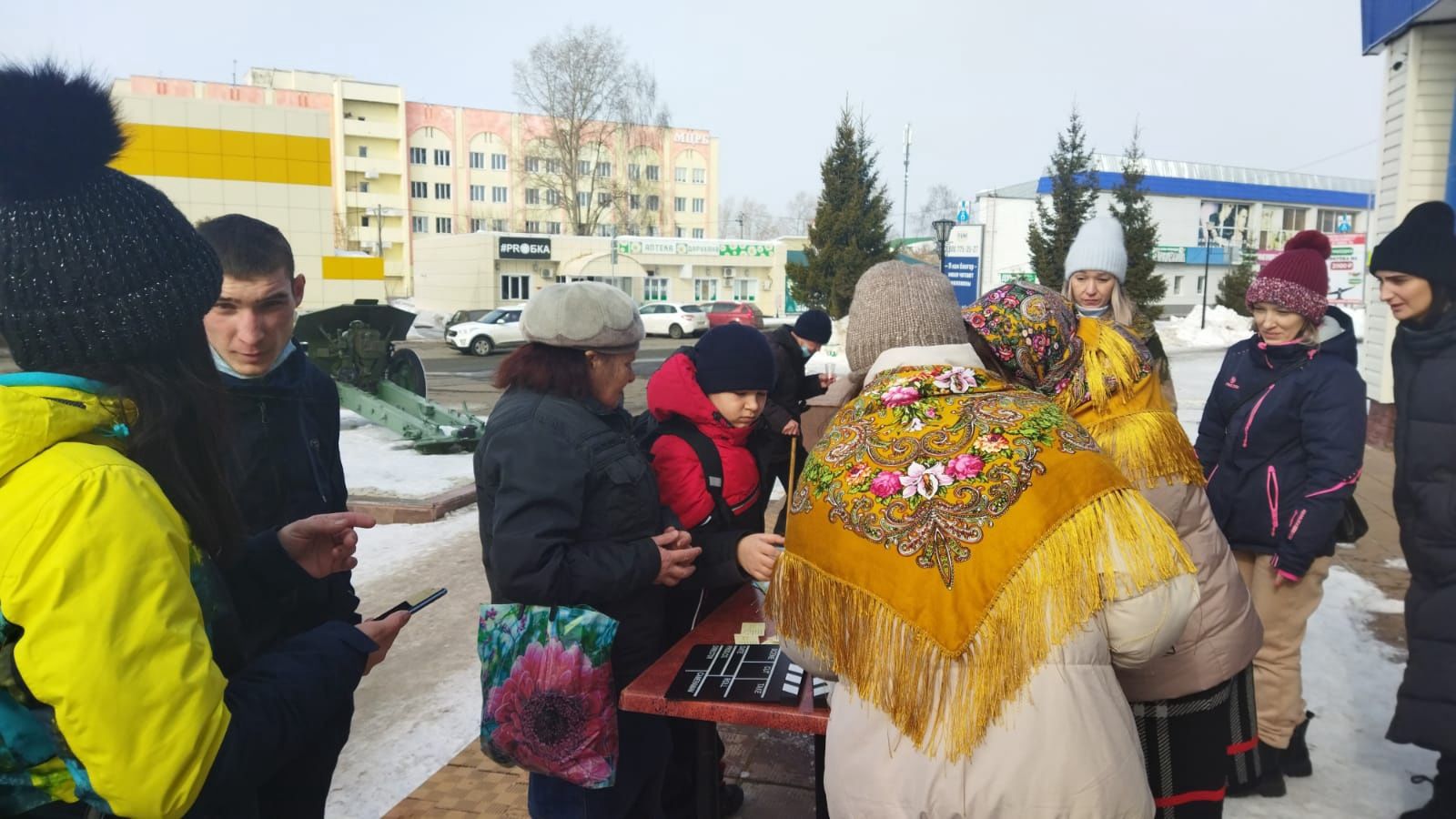 Менделеевцев угостили блинами на «Киномасленице»