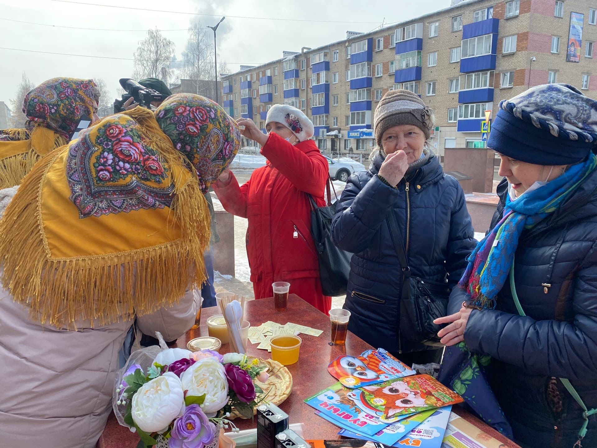 Менделеевцев угостили блинами на «Киномасленице»