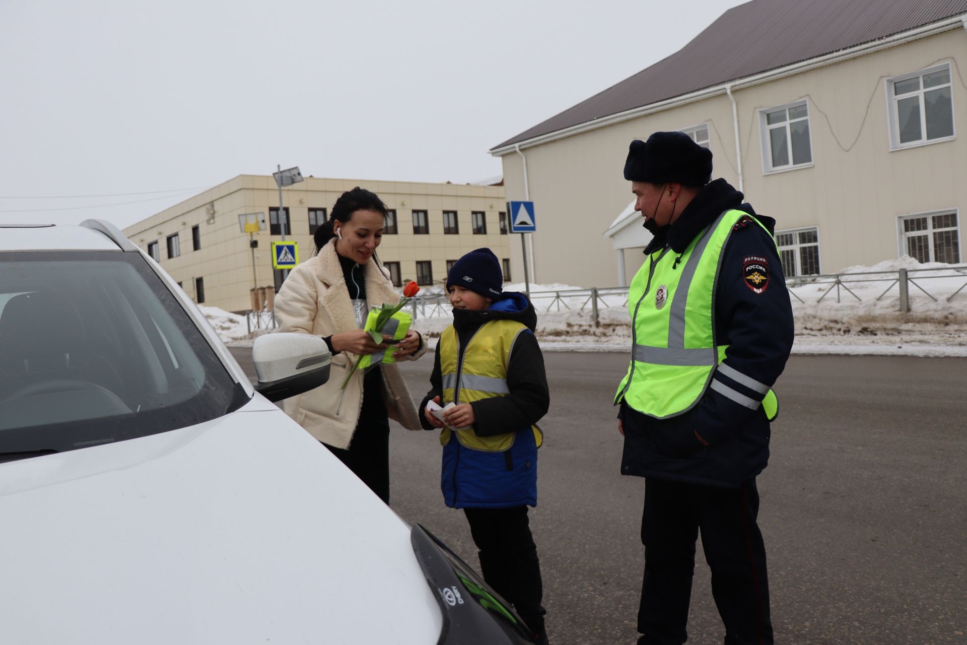 Сотрудники ГИБДД подарили автомобилисткам Менделеевска тюльпаны и светоотражающие жилеты