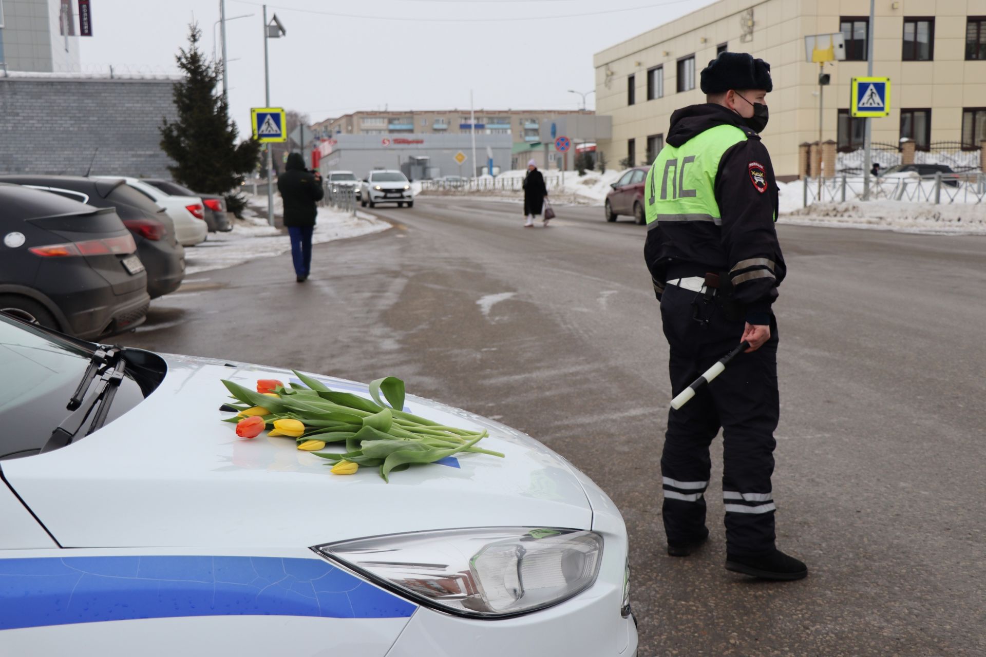 Сотрудники ГИБДД подарили автомобилисткам Менделеевска тюльпаны и светоотражающие жилеты