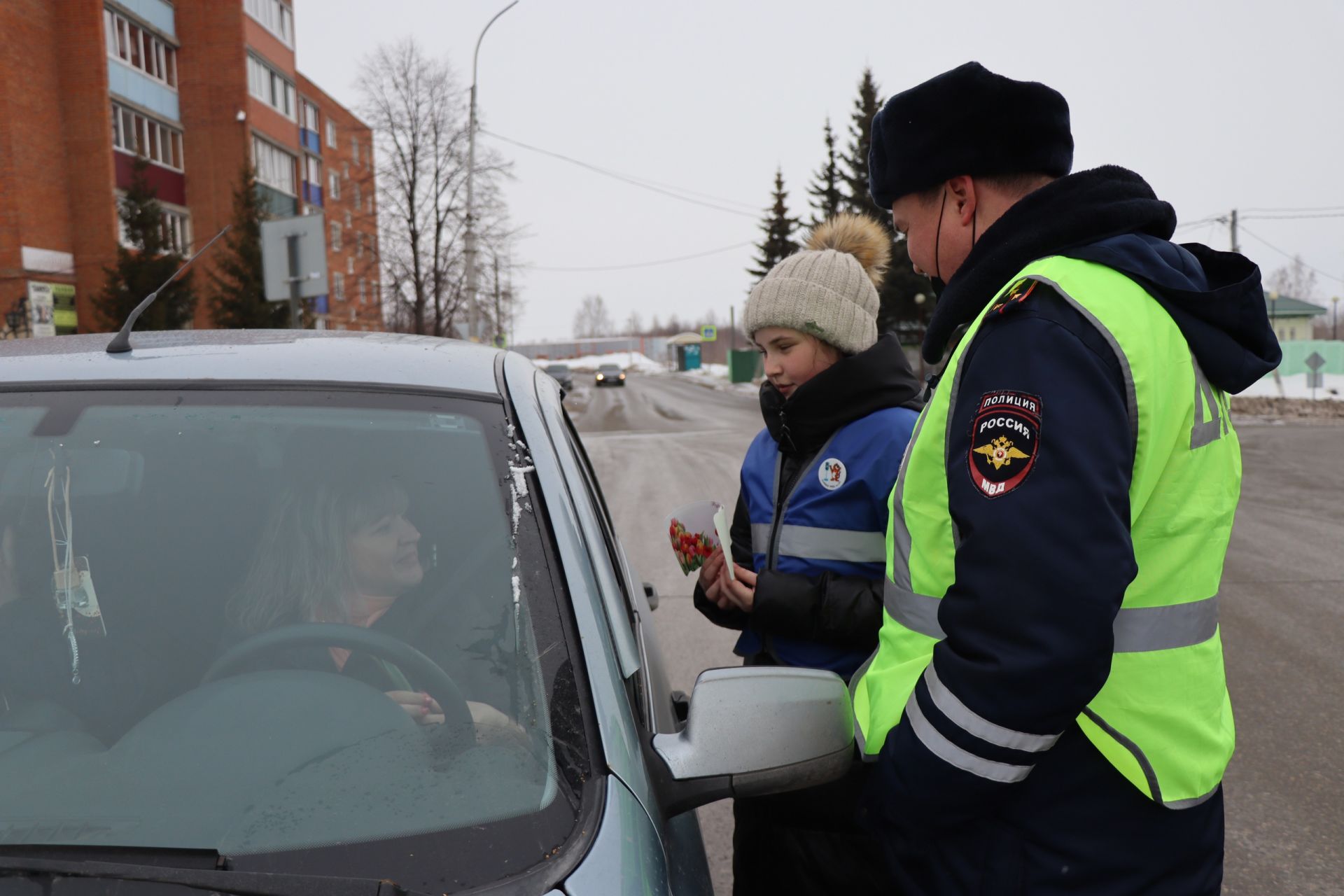 Сотрудники ГИБДД подарили автомобилисткам Менделеевска тюльпаны и светоотражающие жилеты