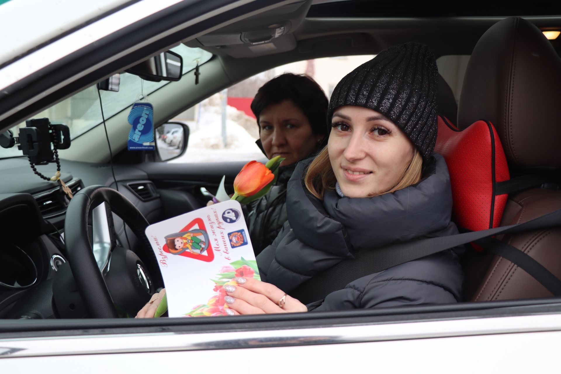 Сотрудники ГИБДД подарили автомобилисткам Менделеевска тюльпаны и светоотражающие жилеты