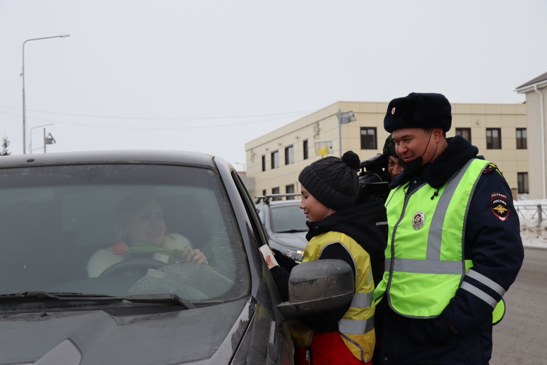 Сотрудники ГИБДД подарили автомобилисткам Менделеевска тюльпаны и светоотражающие жилеты