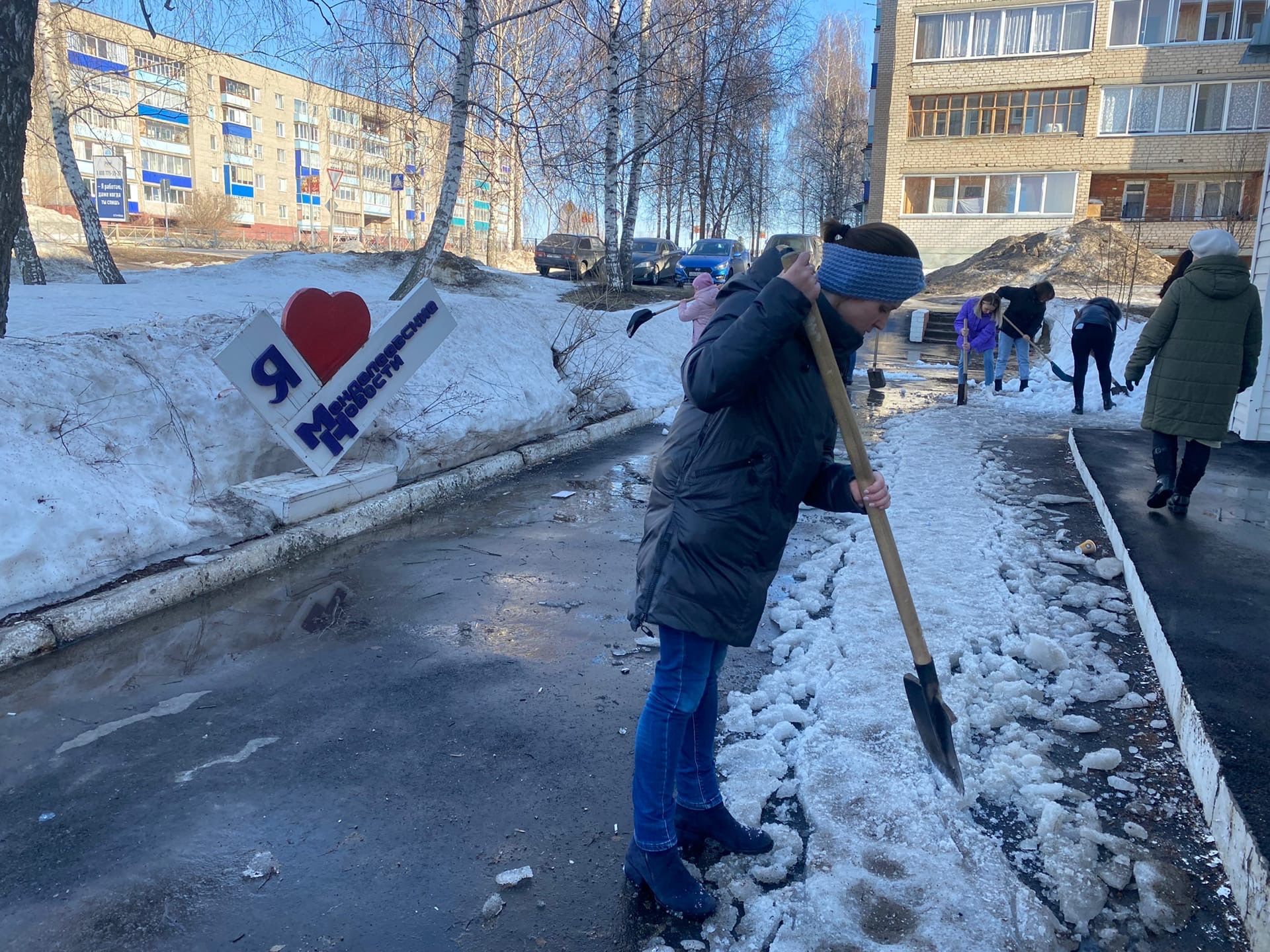 Менделеевцы дружно вышли на городской субботник