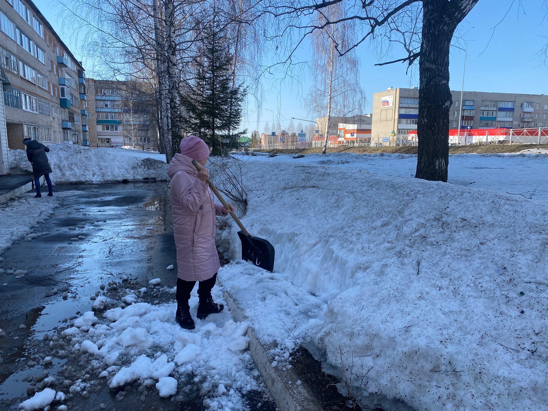 Менделеевцы дружно вышли на городской субботник