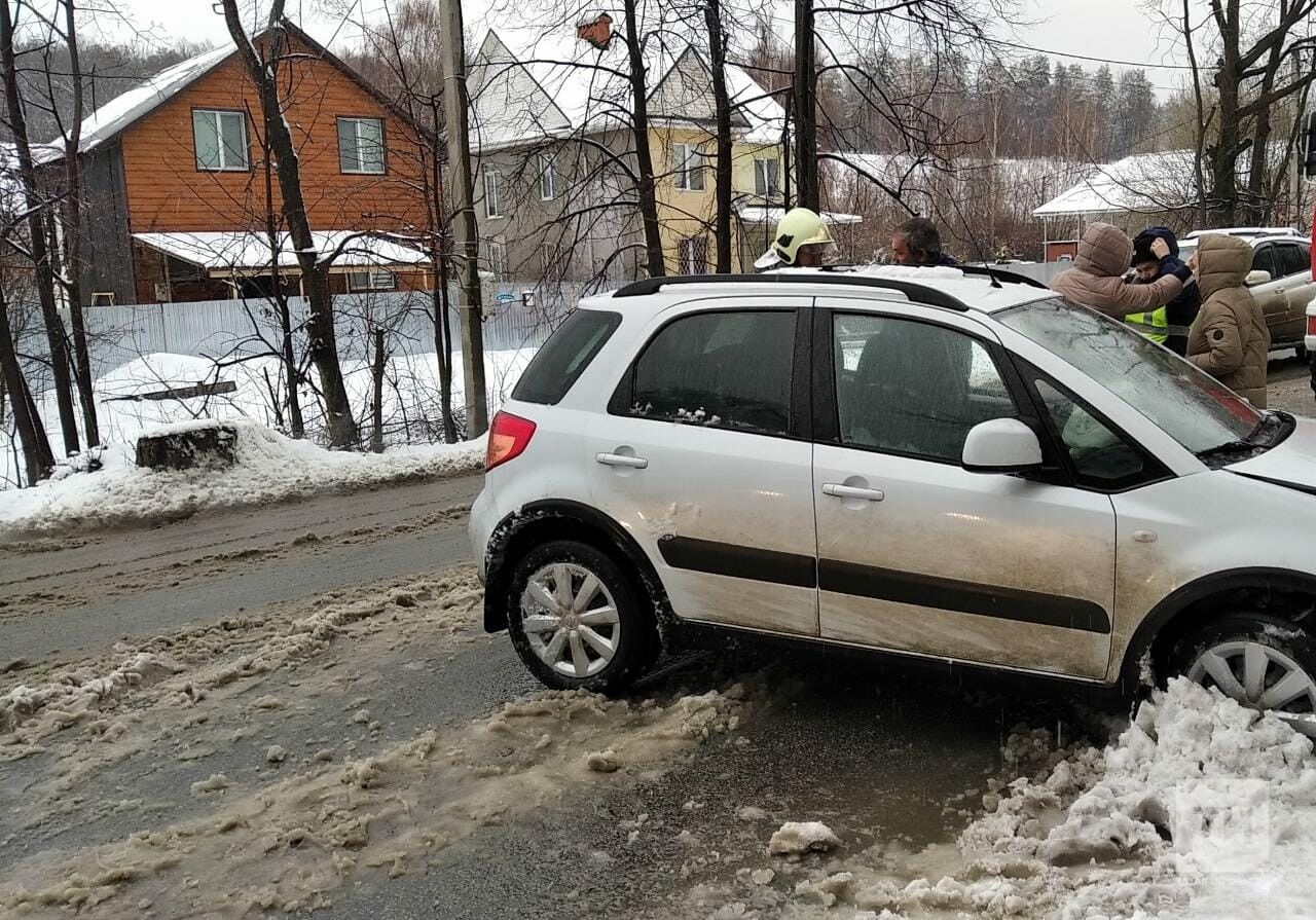 Легковушку занесло на дороге и она въехала в столб