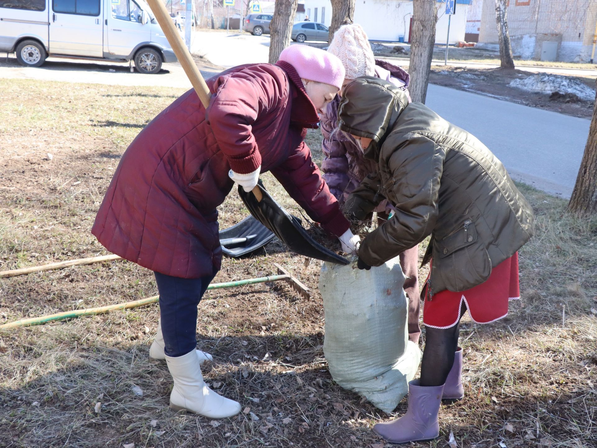 «Генеральная уборка»: менделеевцы дружно вышли на городской субботник