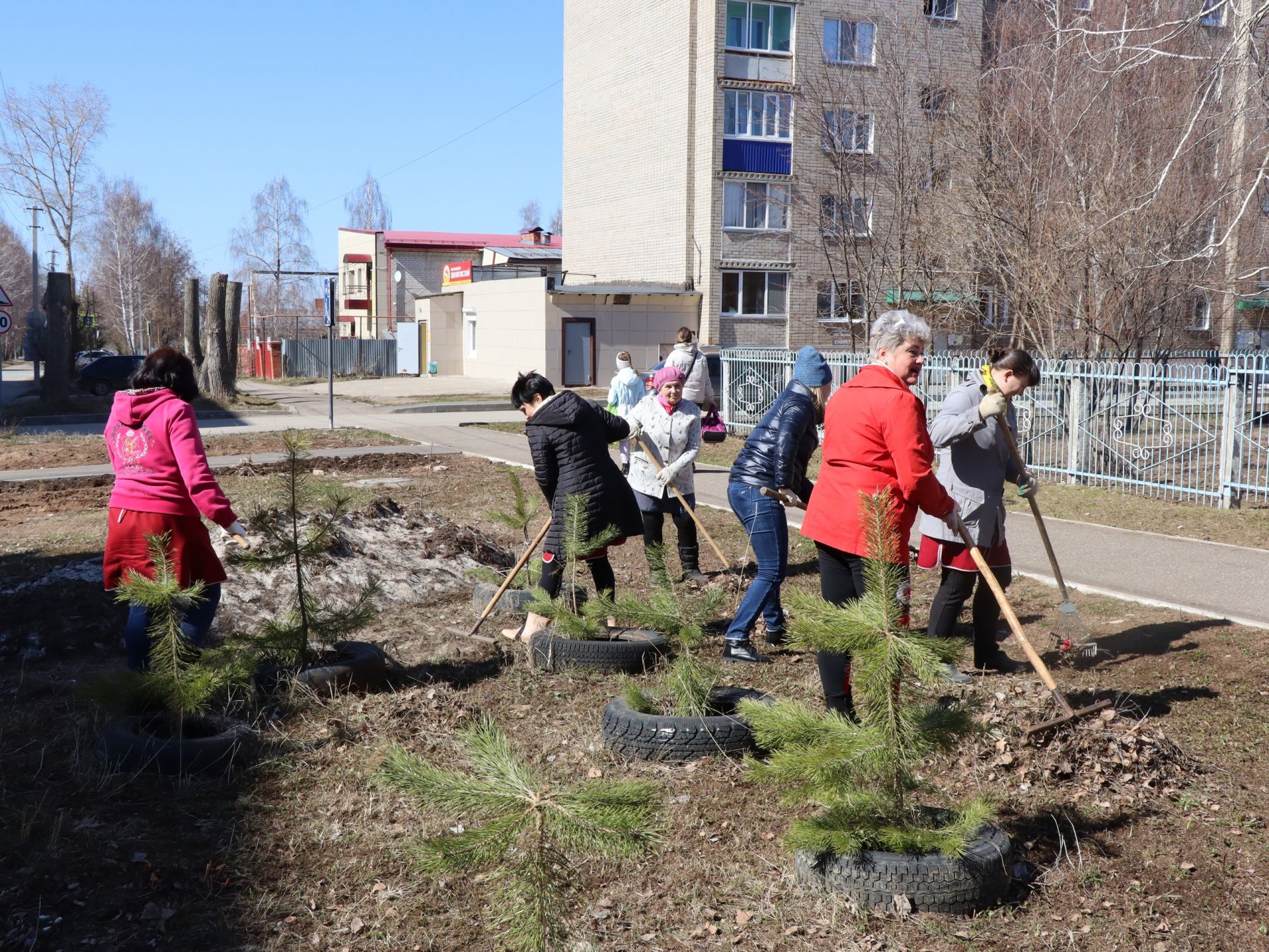 «Генеральная уборка»: менделеевцы дружно вышли на городской субботник