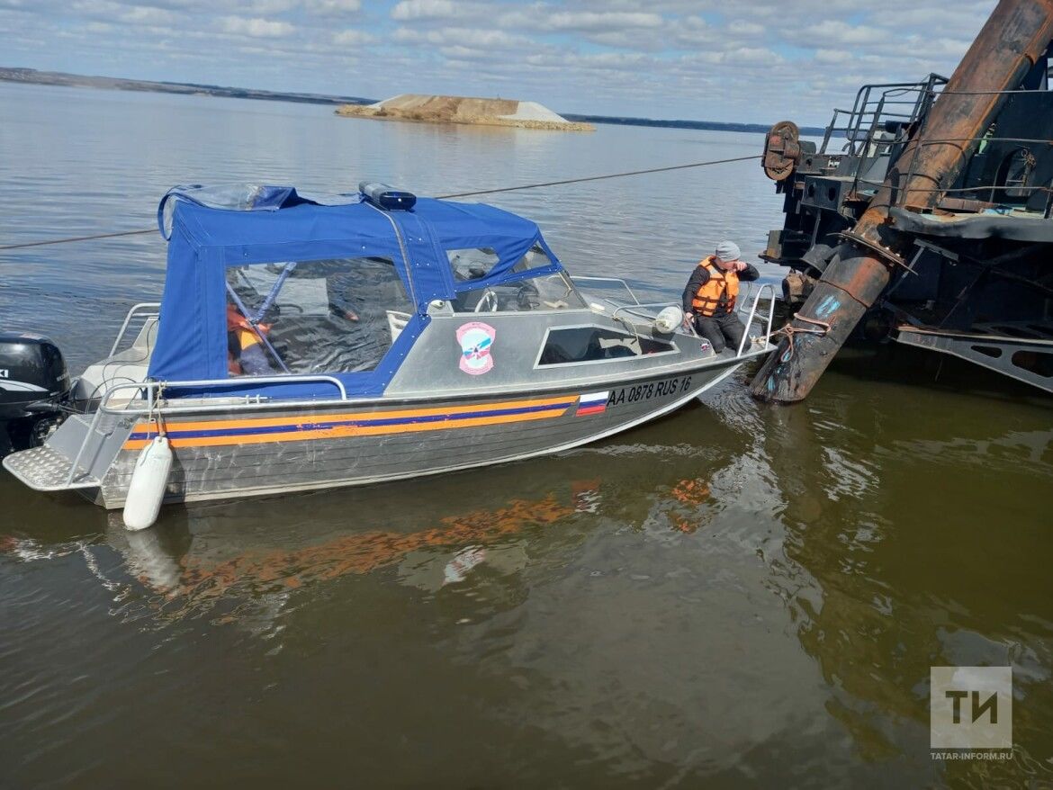 Водолазы ищут моториста, который упал с баржи в воду