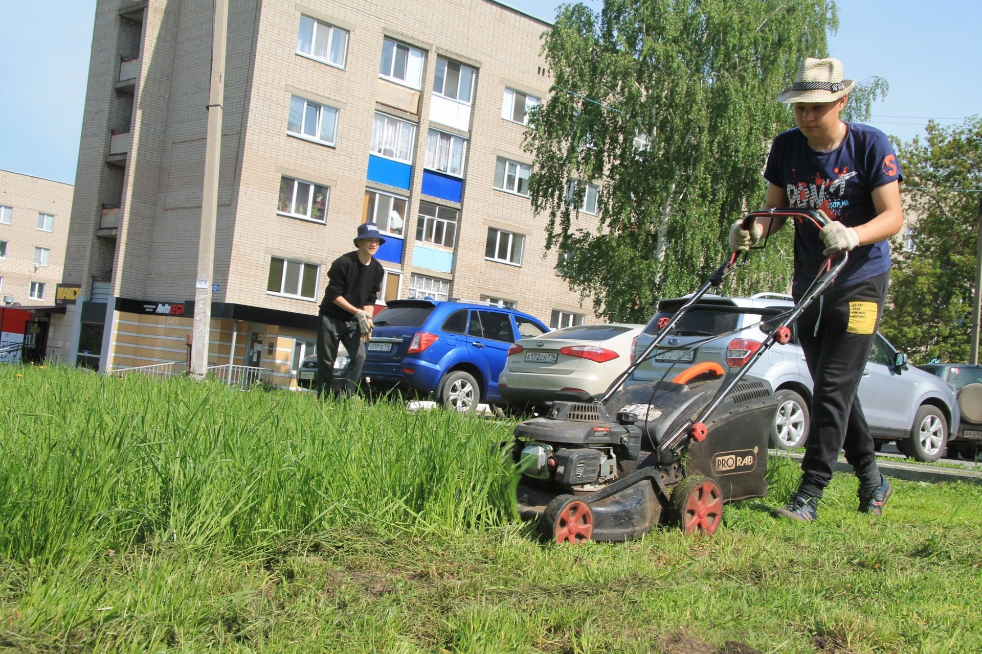 Каникулы с пользой: школьники Менделеевска занялись подработкой