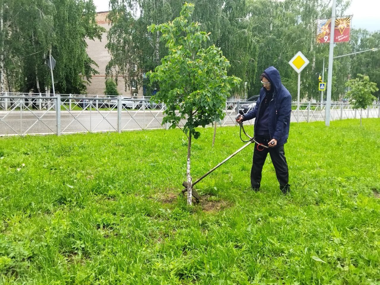 Менделеевские школьники благоустраивают город