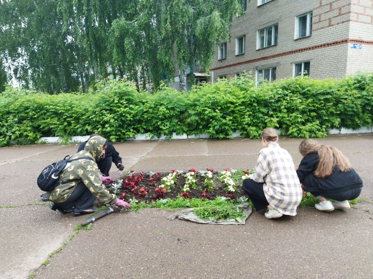 Менделеевские школьники благоустраивают город