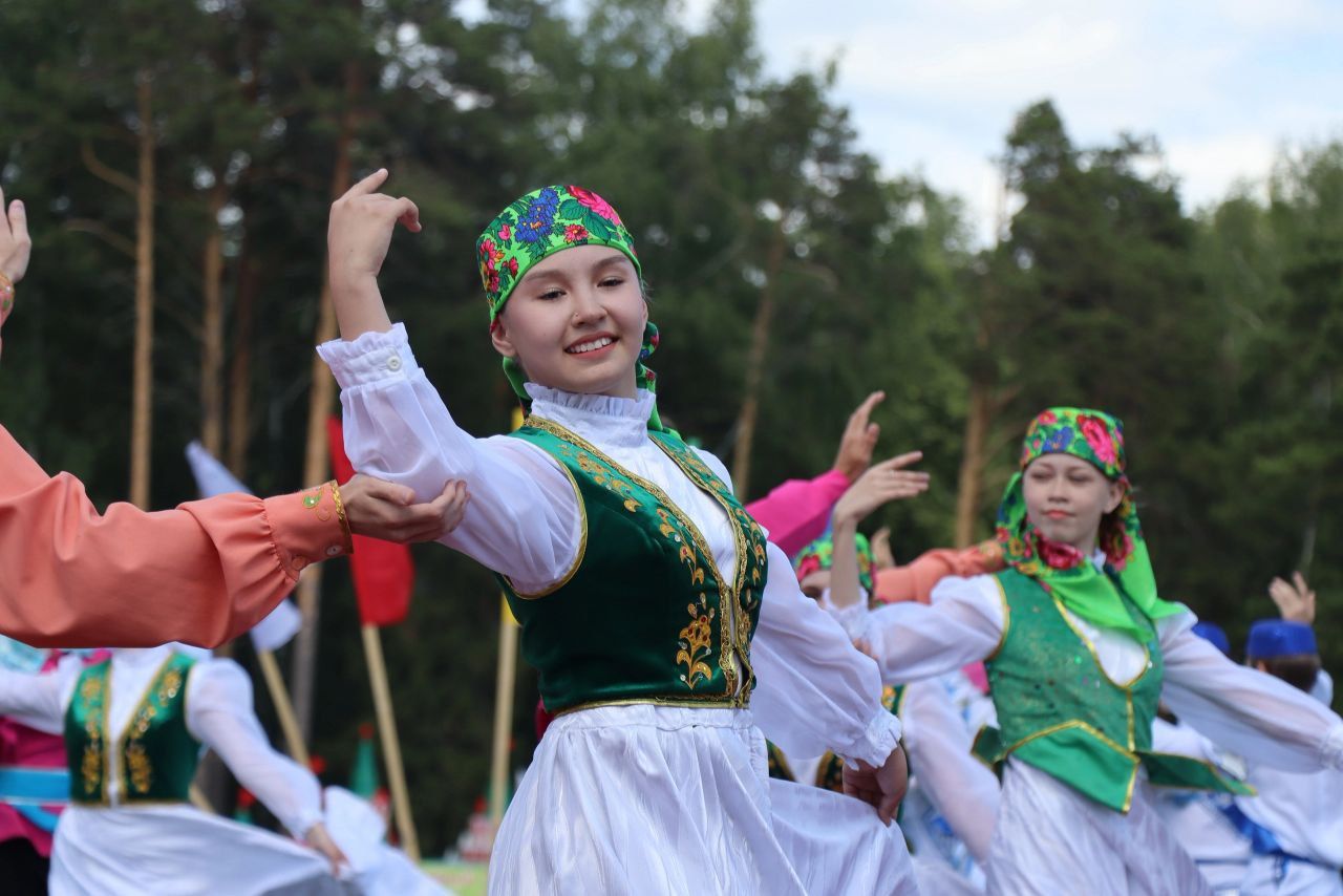 Танец «Чак Чак» и тюбетейки в подарок преподнесли менделеевцы можгинцам на Сабантуе в Удмуртии