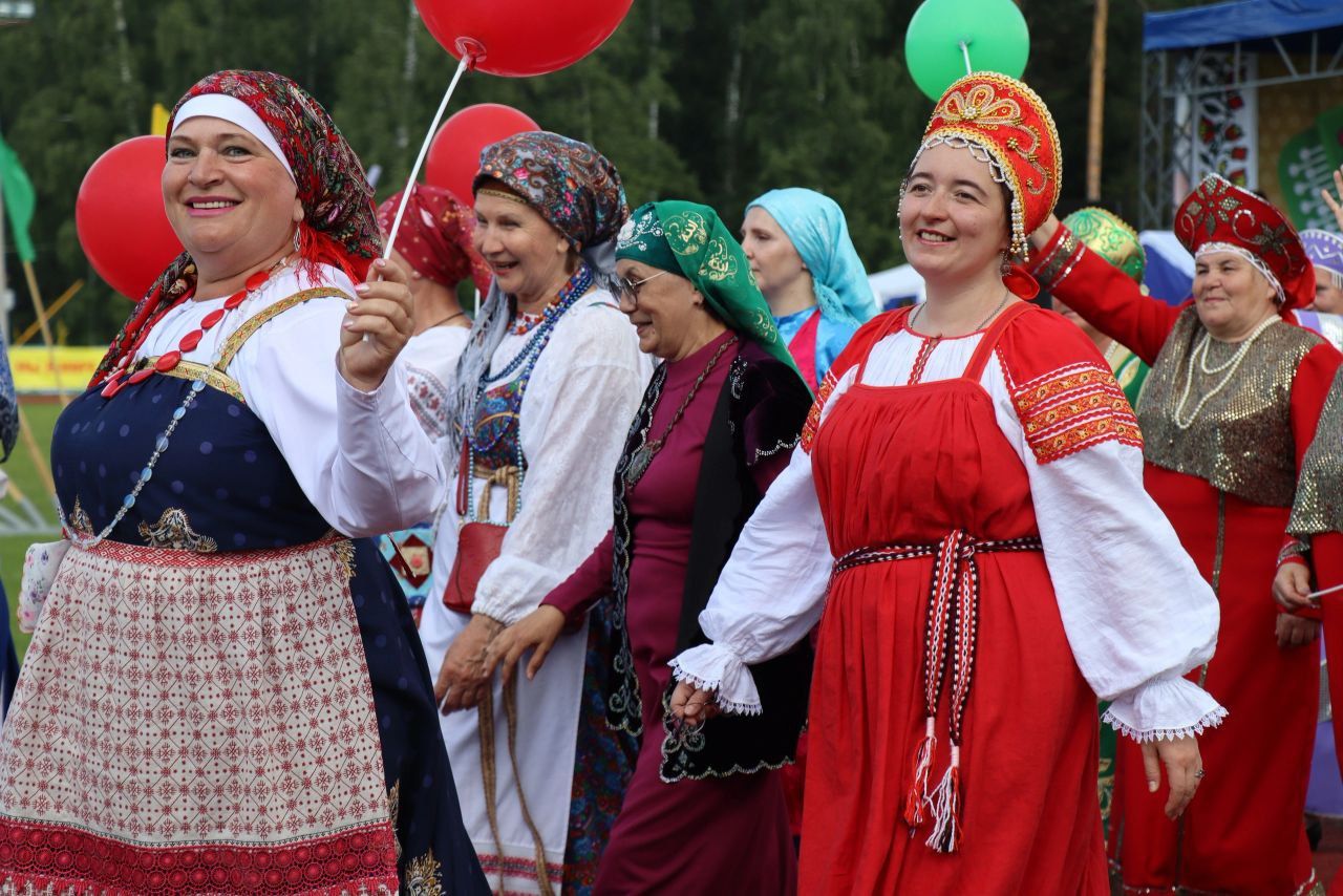 Танец «Чак Чак» и тюбетейки в подарок преподнесли менделеевцы можгинцам на Сабантуе в Удмуртии