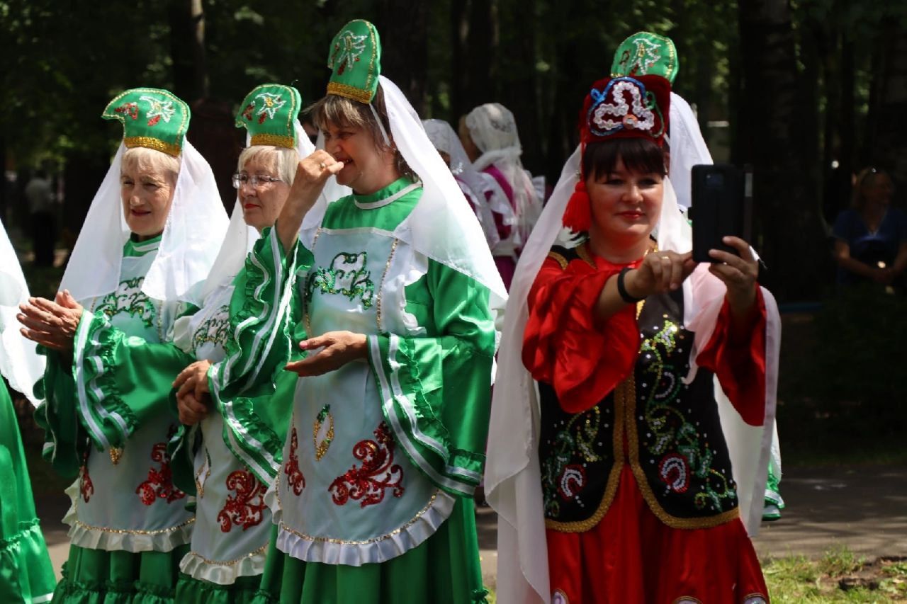 Танец «Чак Чак» и тюбетейки в подарок преподнесли менделеевцы можгинцам на Сабантуе в Удмуртии