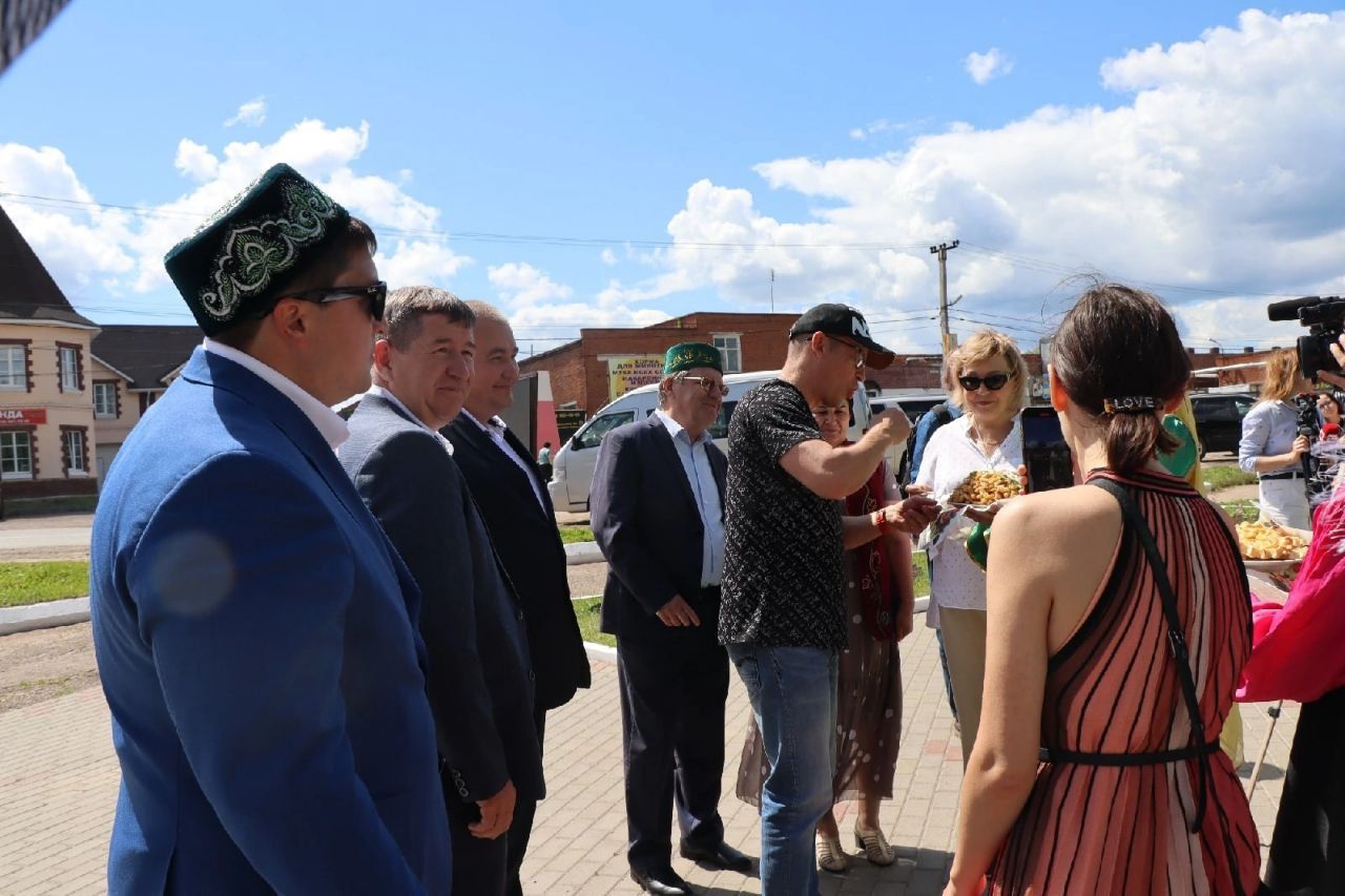 Танец «Чак Чак» и тюбетейки в подарок преподнесли менделеевцы можгинцам на Сабантуе в Удмуртии