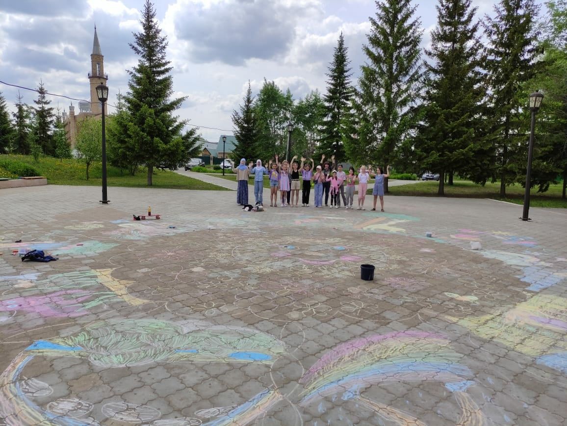 Юные менделеевцы нарисовали цветными мелками летнюю композицию