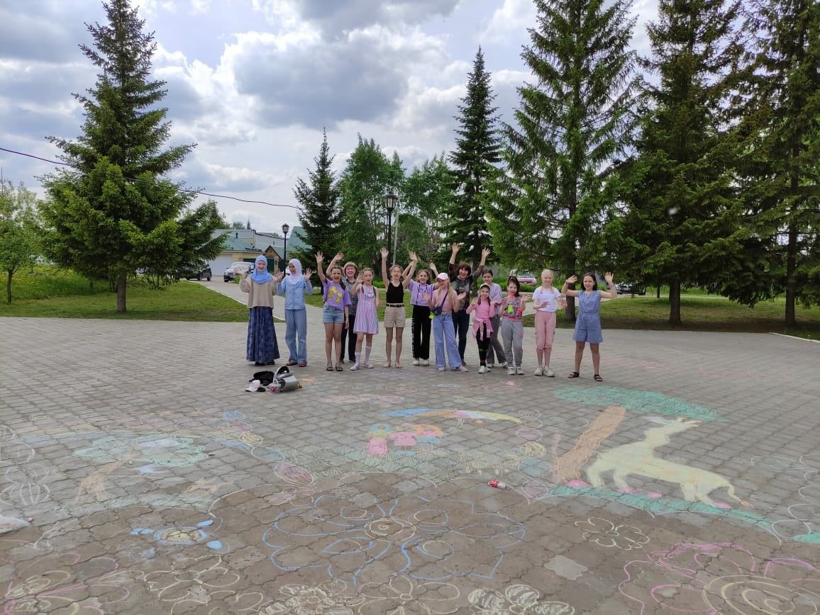 Юные менделеевцы нарисовали цветными мелками летнюю композицию