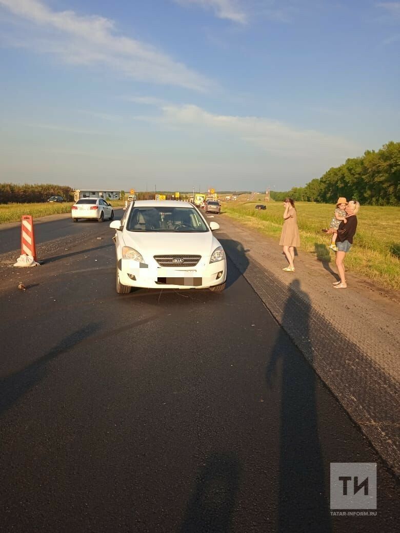 Два человека пострадали в столкновении двух легковушек на трассе