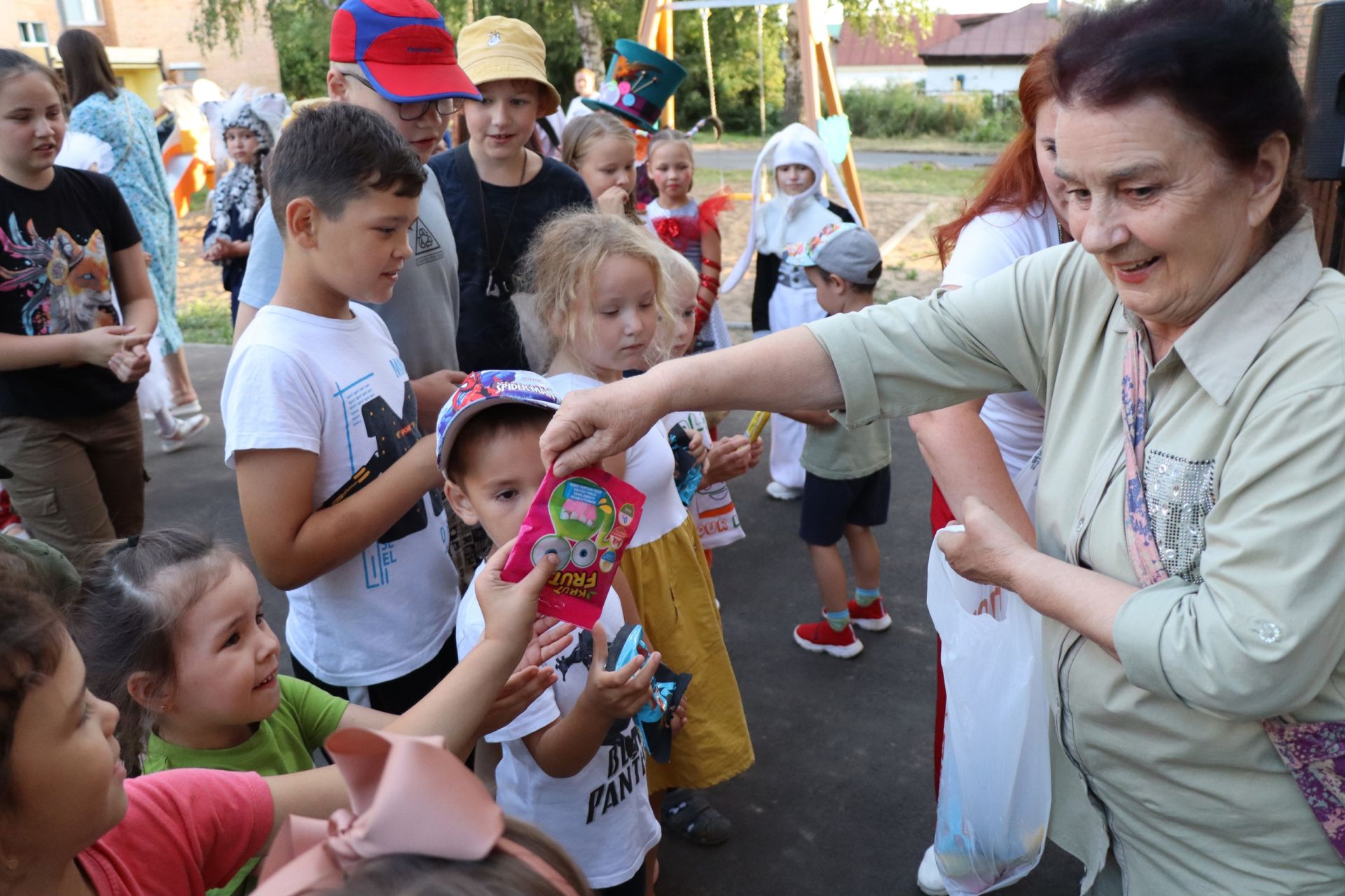 Пеппи и Мерри Поппинс посетили Менделеевск: на улице Октябрьской состоялся День двора